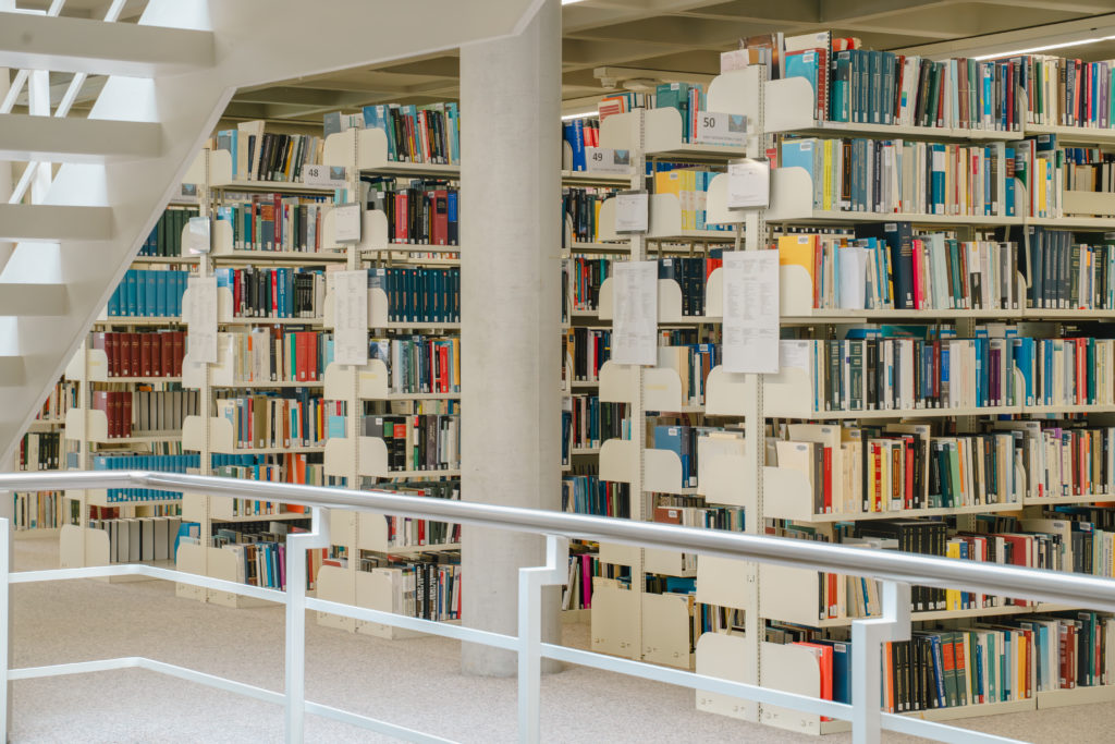 Espaces de consultation et de recherche de la bibliothèque de droit étranger et international de l’ISDC à Lausanne